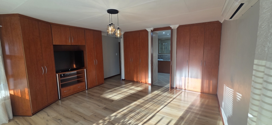 5 Bedroom Property for Sale in Roylglen Gardens Northern Cape